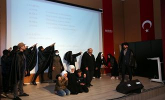 Savaş Mağduru Suriyelilerin Konu Alındığı Zeytin Ağacı Tiyatro Oyunu Sahnelendi